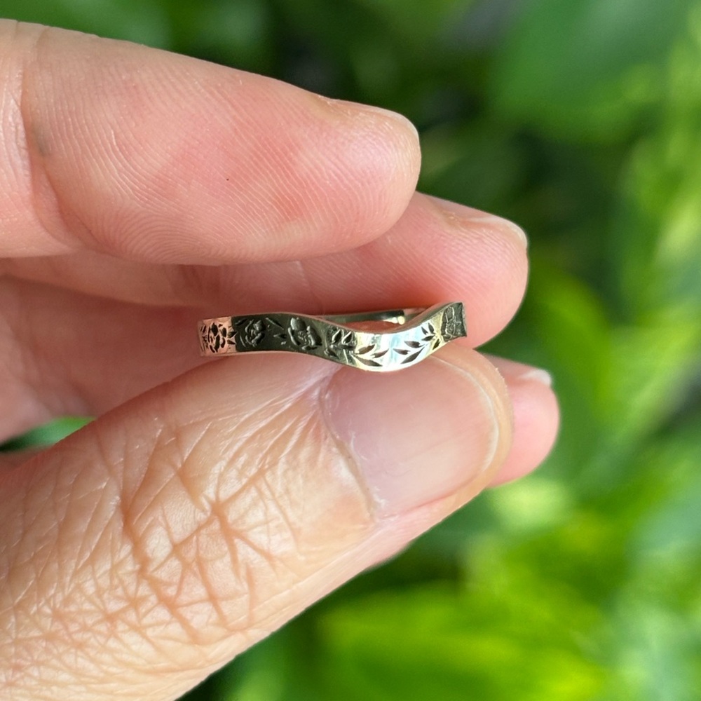 Lily & Dahlia 14k curved floral wedding band size 5